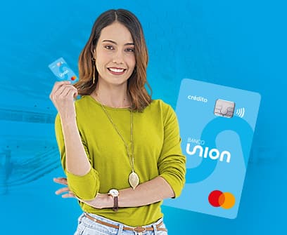 Mujer con una Tarjeta de crédito Banco Unión